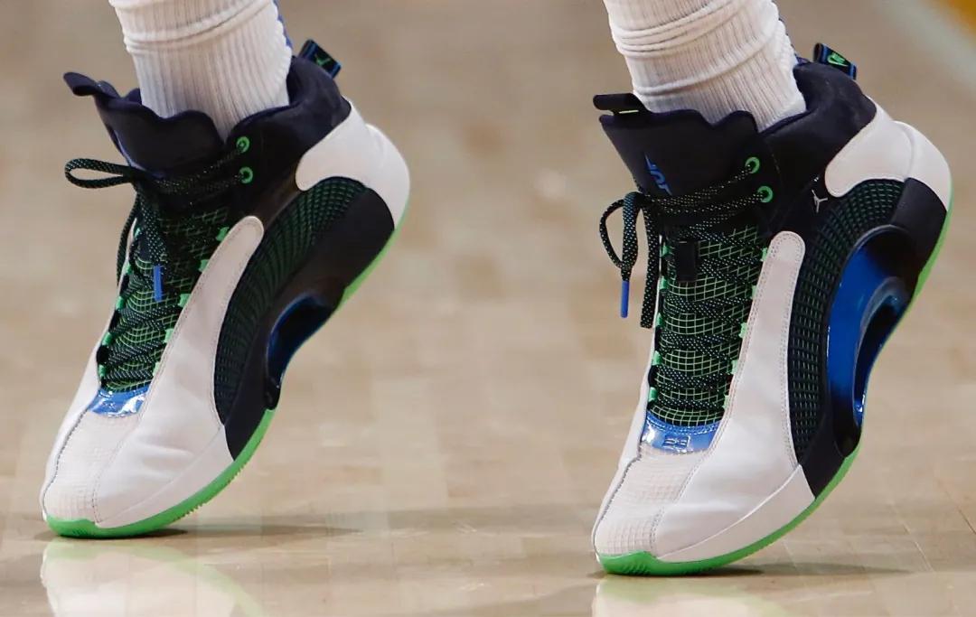 詹姆斯上脚安踏,nba球星上脚的安踏