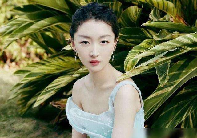 周冬雨出道后一共拿过几个奖,周冬雨28岁就拿了两个影后