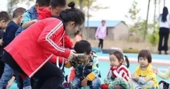 3岁女宝宝老是抓裤子,女宝宝老是用手抓裤子