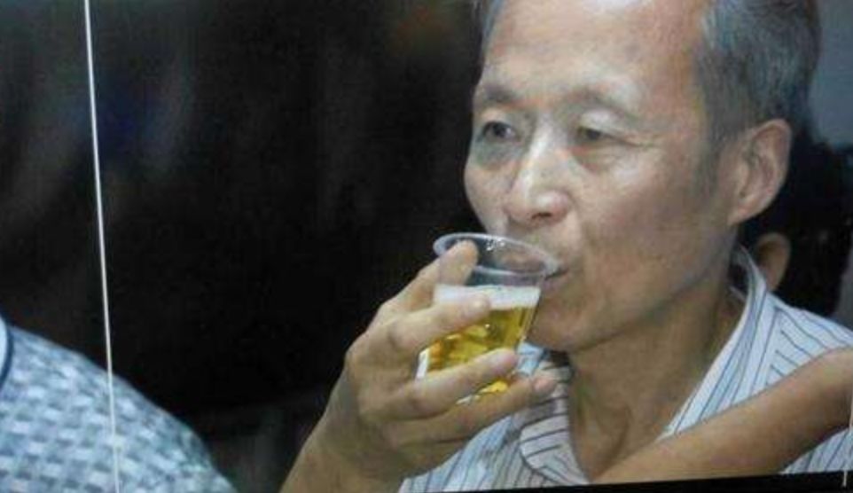 社会丨撞树、火烧、上吊…我国中老年硬核养生法，究竟有多野？