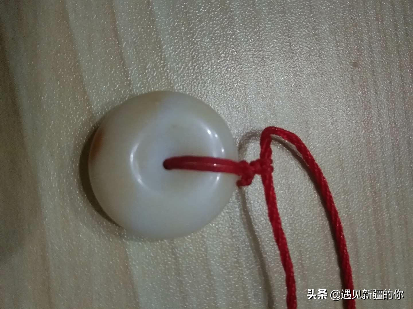 新疆戈壁滩上漂亮的金丝玉,新疆探险金丝玉