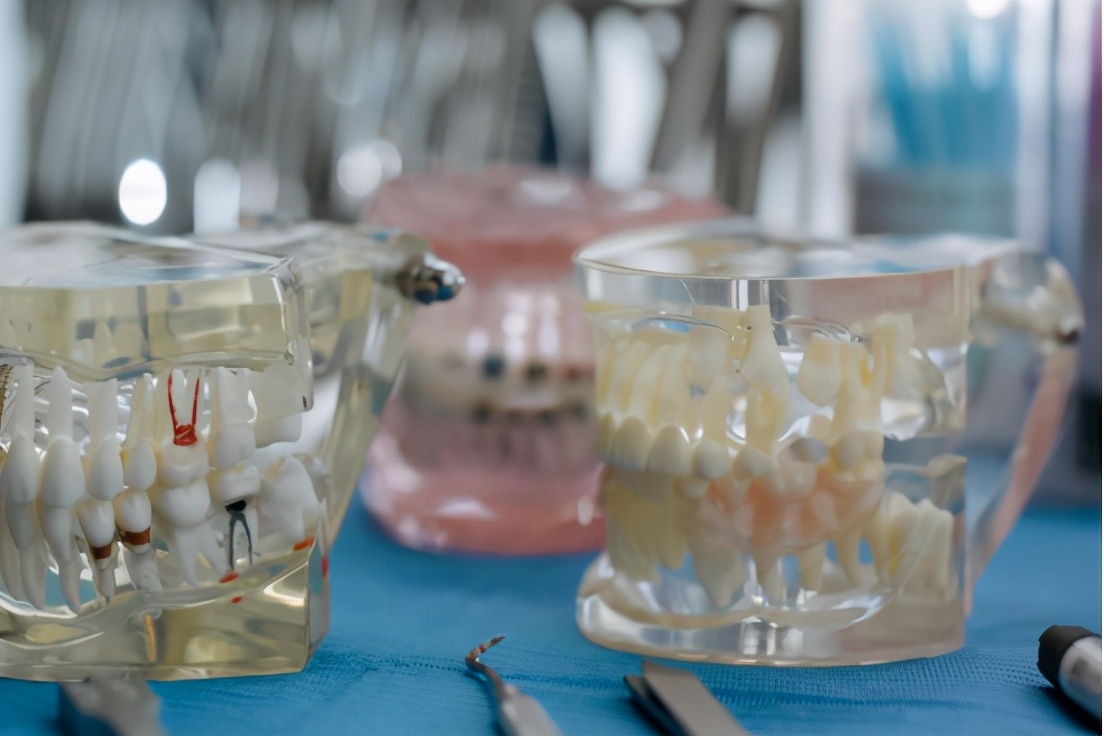 树脂假牙影响说话吗,装了假牙为什么影响说话