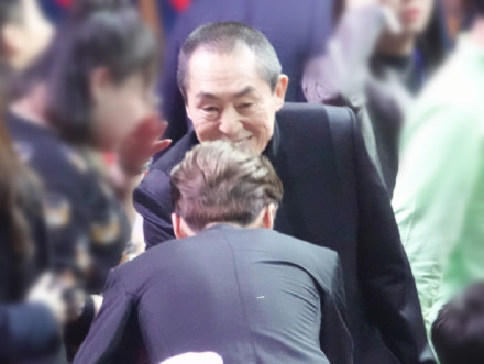 鹿晗跟谁谈恋爱,鹿晗谈怎么和关晓彤认识的