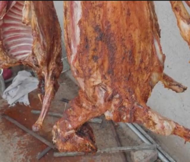 山东大叔独门烤全羊一天烤七八只,山东山沟烤全羊