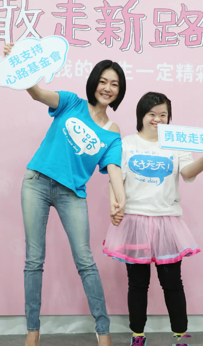 露肩装搭配宽松牛仔裤,露肩穿搭牛仔裤