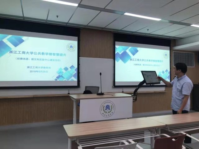 又是别人家的大学！教室里贯穿“智慧”