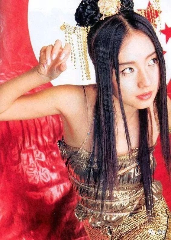 天后因队友吸du人气暴跌,公开承认整形却成蛇精下巴,瘦到脱相