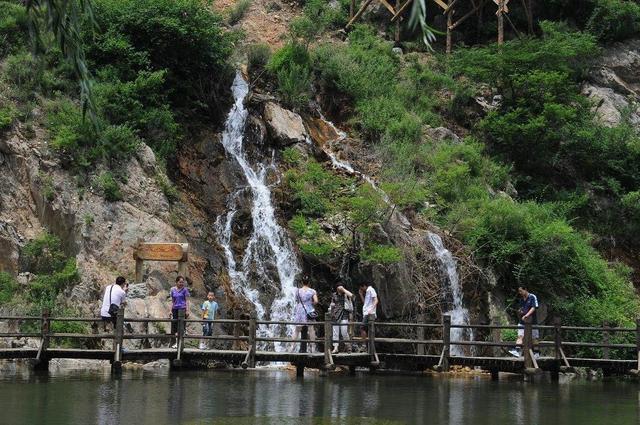 济南九如山美如画，瀑布似雪映入山间，一次游园终身免费