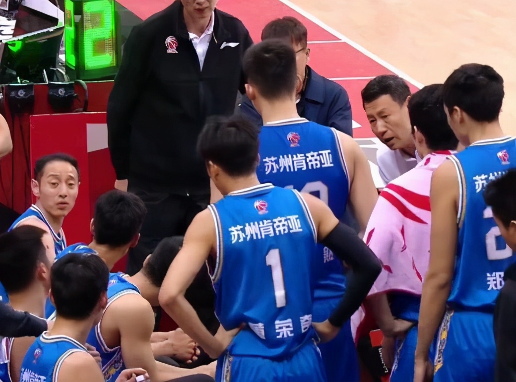 cba裁判三个人同时吹哨,cba裁判吹罚名场面