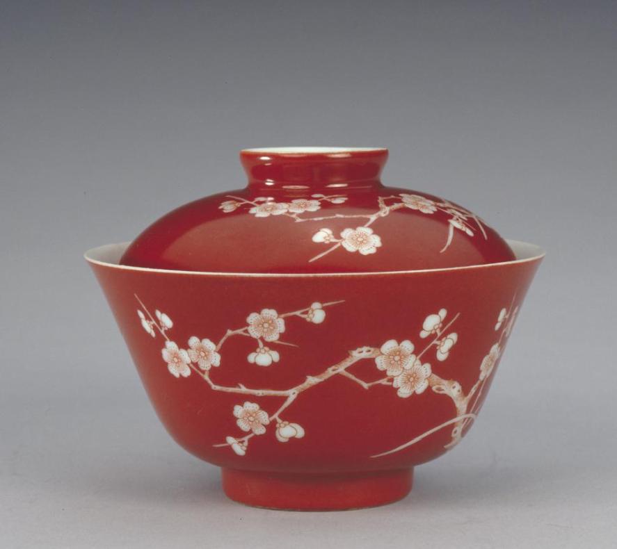 中国人喜欢的瓷器,康熙款青花加彩冰梅纹罐