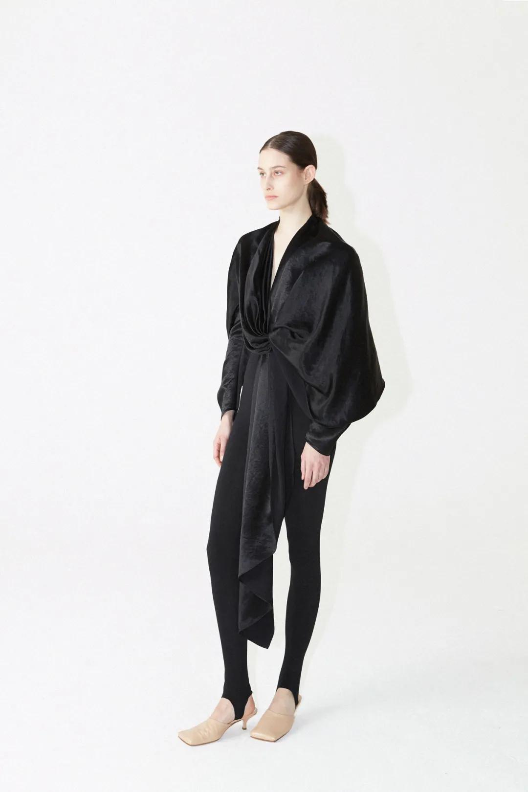 被嫌弃的踩脚裤翻身了！今年正当红