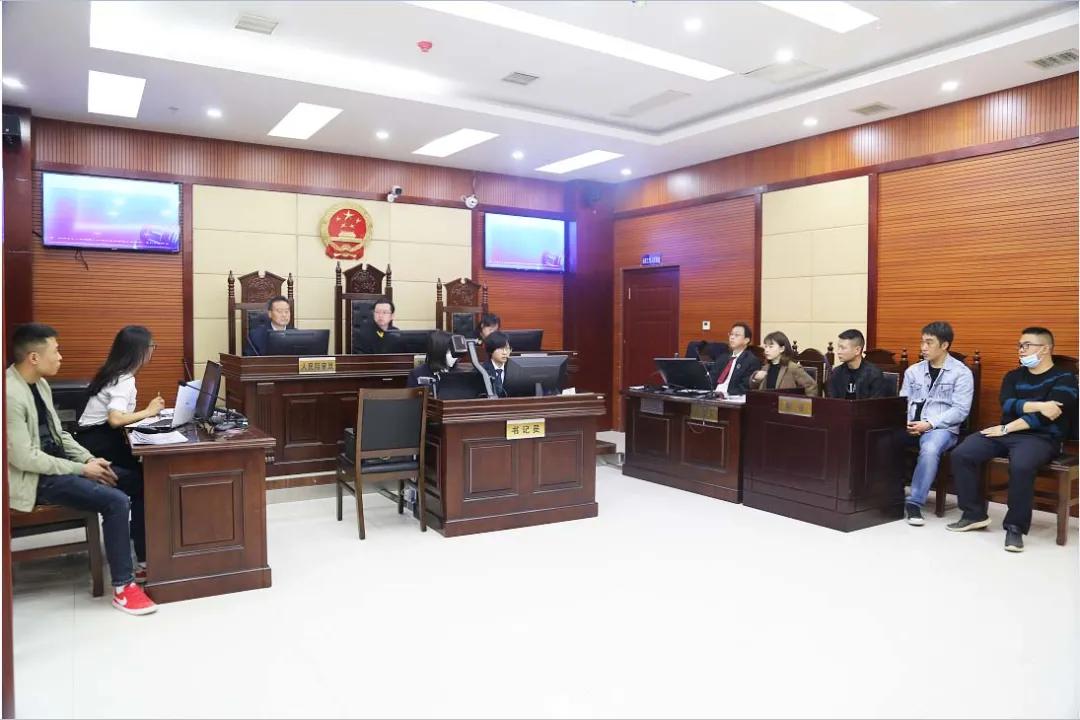 男子刚买新车被追尾视频,男子新车被撞事件