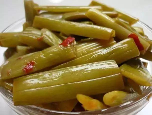 广西小伙年薪百万改行回乡养猪,农村小伙放弃高薪回农村养鸡