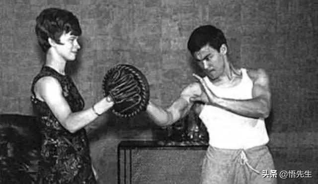 年轻时的霍金照,霍金年轻时照片有多帅