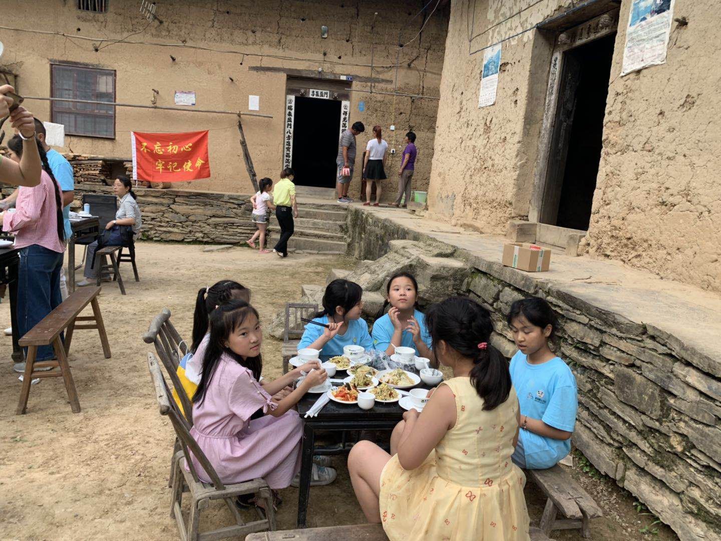 这个暑假，他们走进陕西镇安，过几天“苦日子”