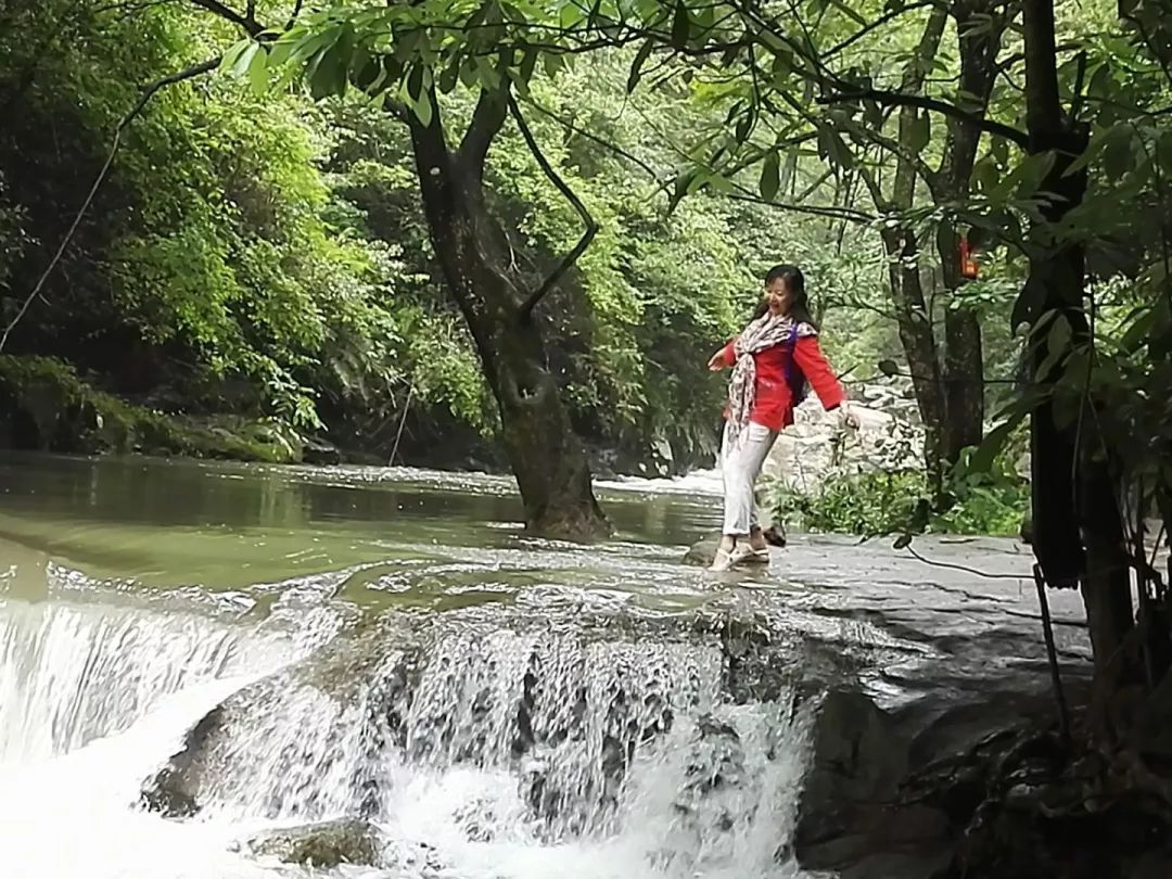 中国大妈旅游标配动作合集,中国大妈旅游拍摄姿势