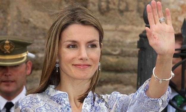 谁说莱蒂齐亚不爱珠宝？光是腕间都很精彩，最爱婆婆送的字母手链