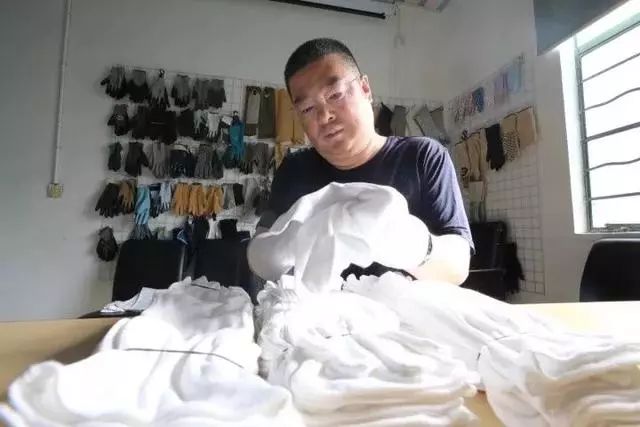 他在印度坐着三轮车狂奔，就为了抢3000个口罩……