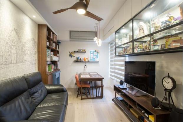 总算聪明一次,客厅电视墙装个玻璃吊柜,收纳的同时做到装饰满分