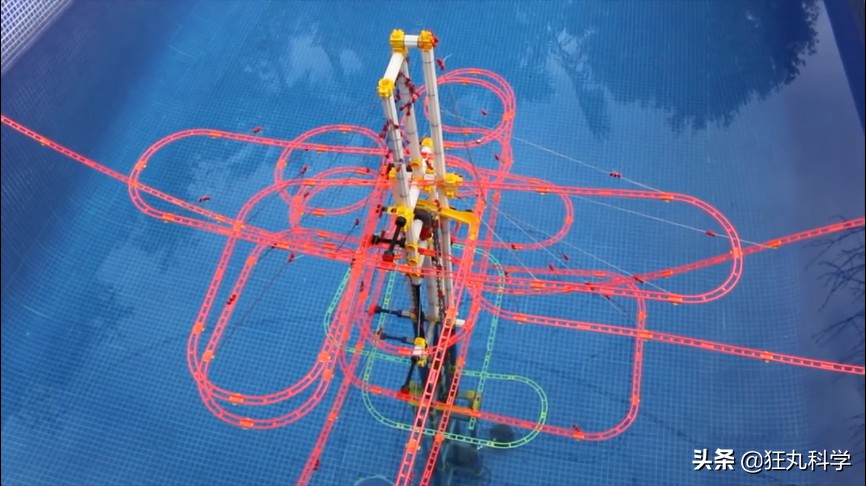 如何同时玩300颗弹珠？盖一座3米高的弹珠城堡就好了