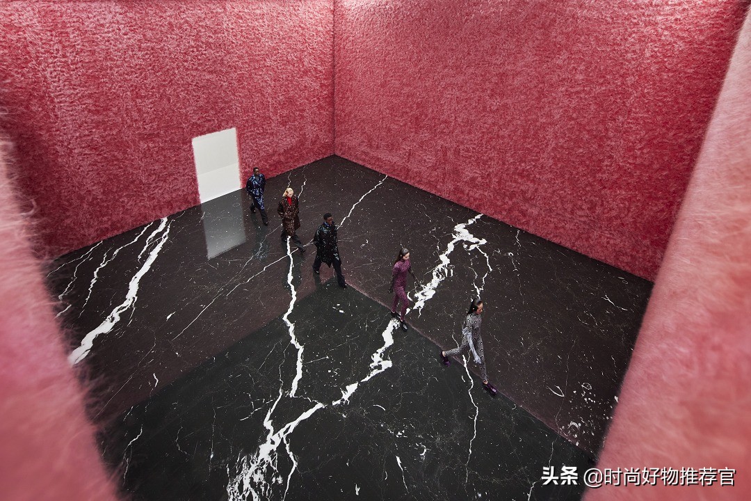 prada绗缝尼龙男士包,prada徽标印花帆布包