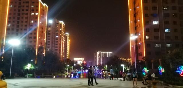 和田“夜生活”，“我的虾享餐厅”食美店雅，俊男靓女慕名而来