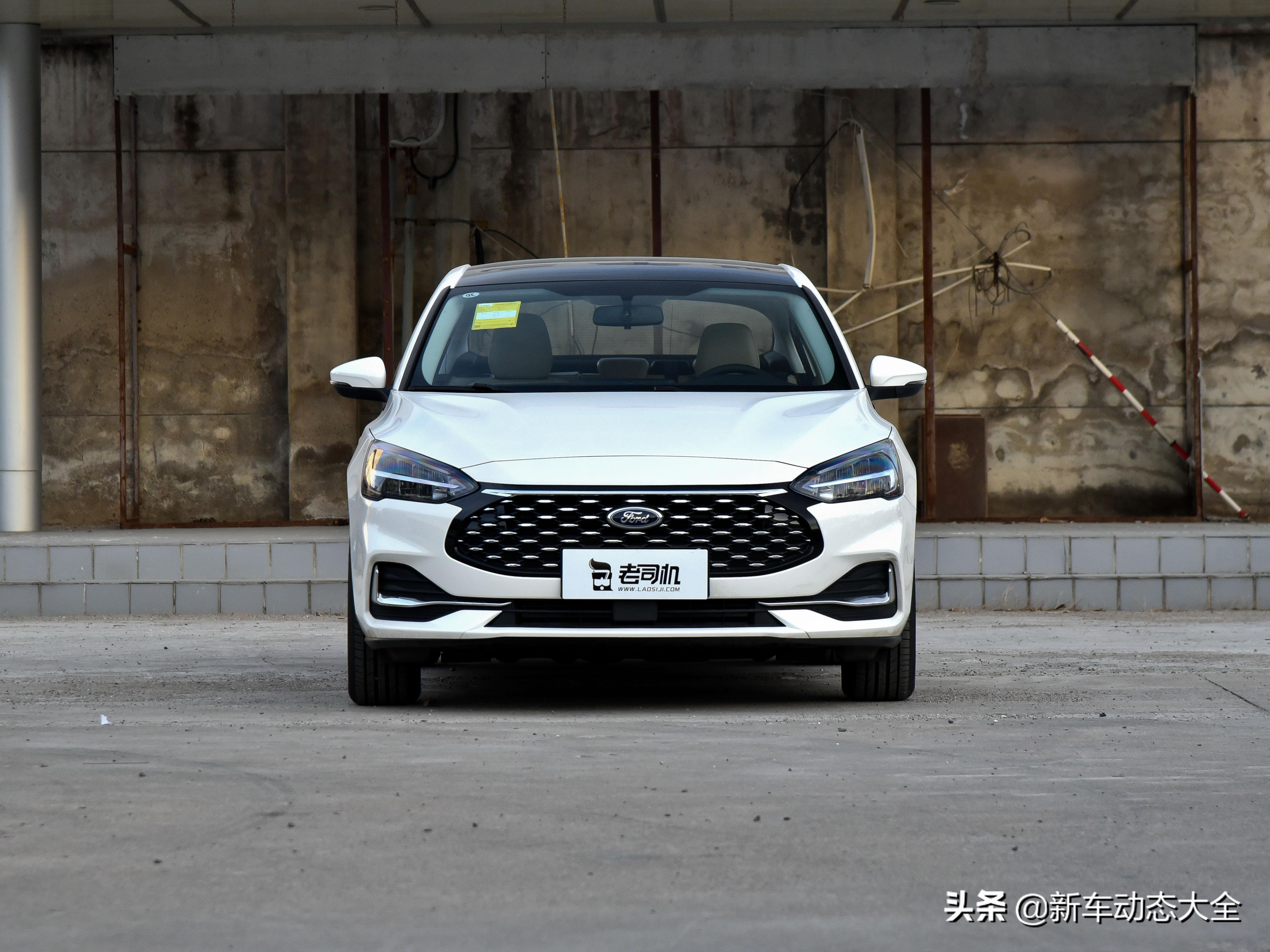 三厢版本合资家轿，低油耗底盘稳用料好，实拍福克斯