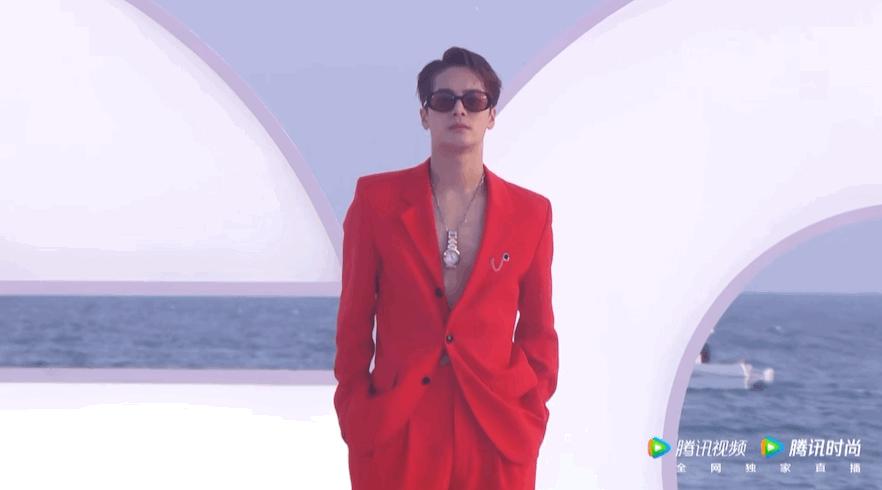 gq盛典蔡徐坤迪丽热巴内场 (gq盛典迪丽热巴蔡徐坤同框)