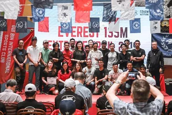 历经几十年登上珠穆朗玛峰的人,一群普通人攀登珠峰的故事