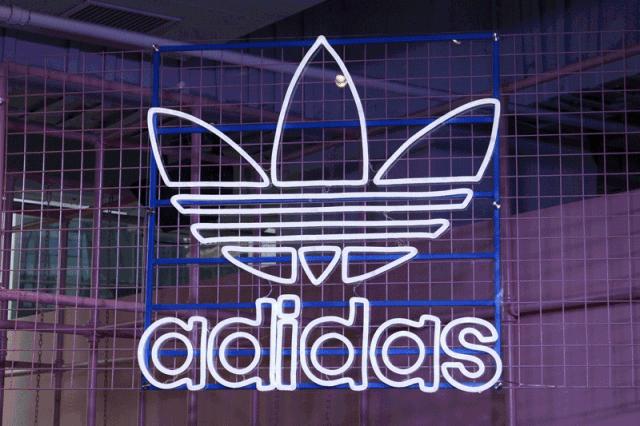 女装品牌MARNI“邂逅”星巴克，开了家酷潮咖啡馆