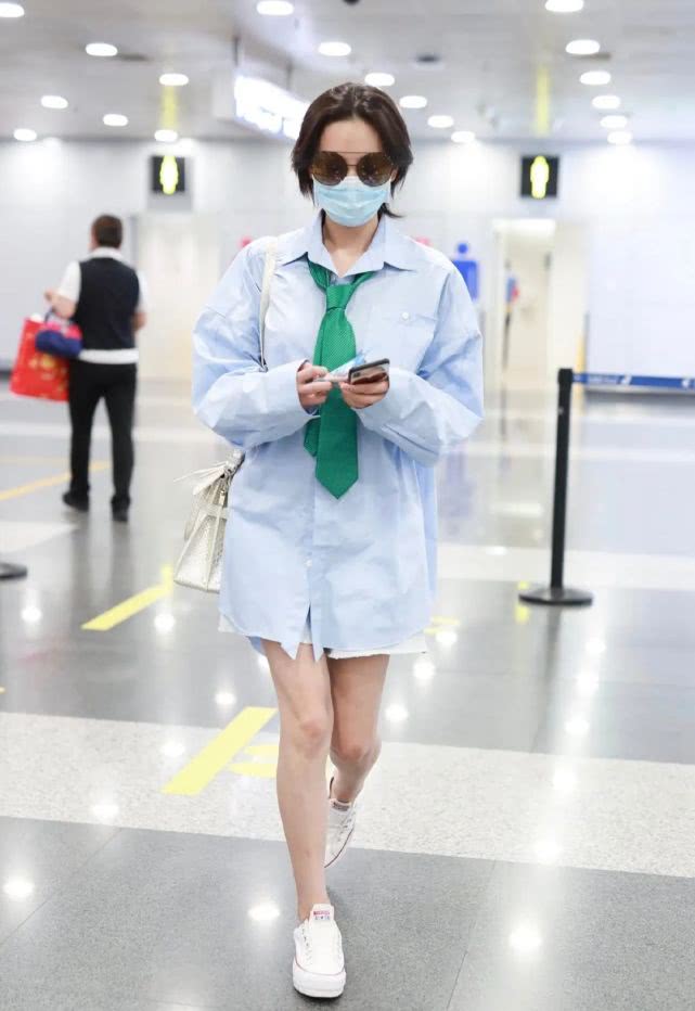 张馨予穿绿色披肩晒照显娇羞,婚后张馨予穿衣风格大变