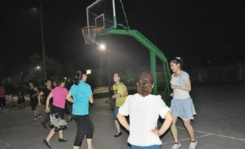 广场舞大妈把警察团围住,警察劝广场舞大妈