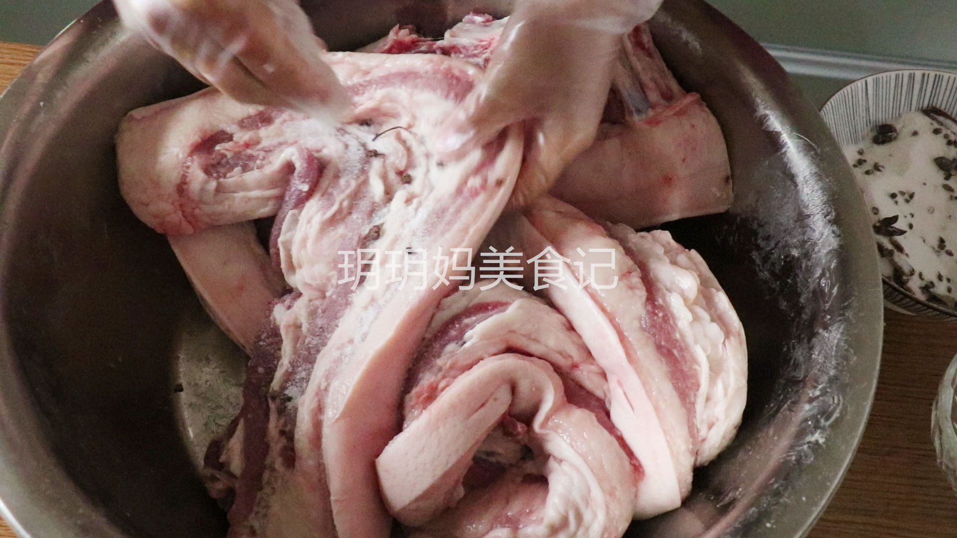 腌腊肉直接用盐腌很好吃,腌腊肉不要只放盐记住几个方法