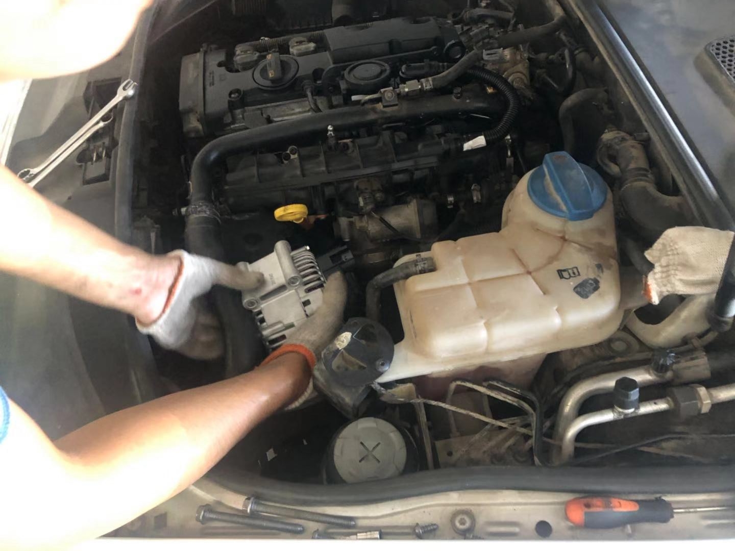 奥迪a6l2.0t气门油封烧机油,老款奥迪a6l2.0烧机油怎么解决