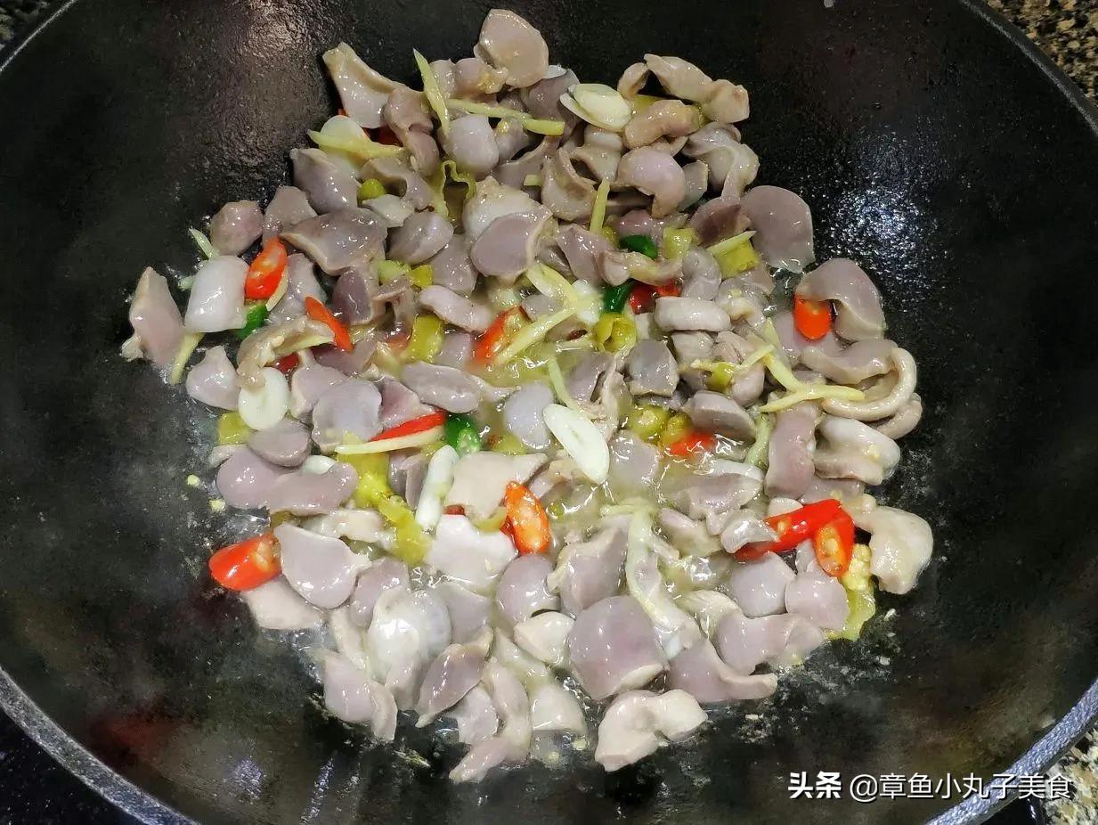 爆炒鸡胗开胃又下饭,爆炒鸡胗脆爽香辣美味佳肴