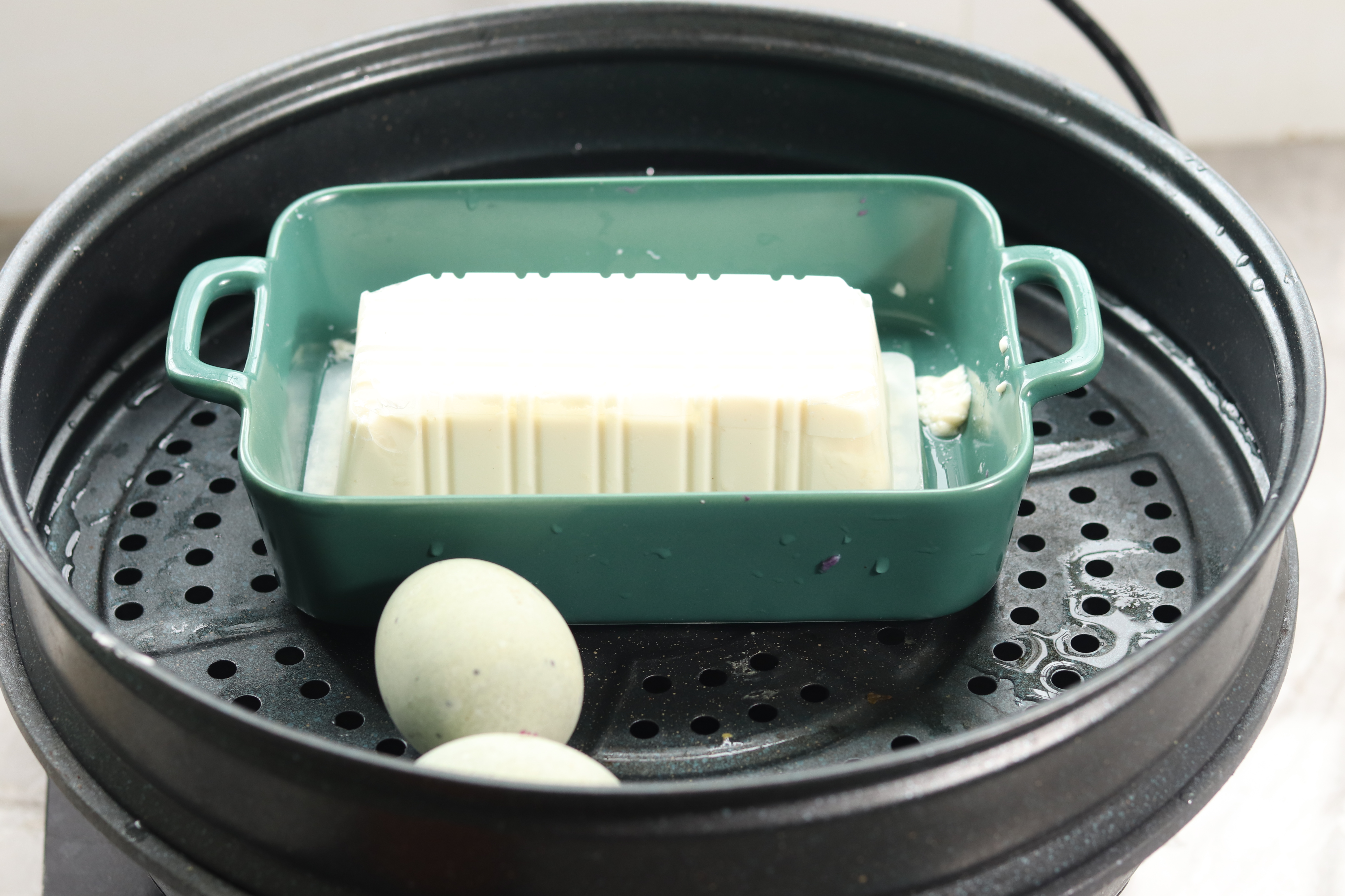 切皮蛋总粘刀，拌豆腐又出水？记住一招，教你做出完美皮蛋豆腐