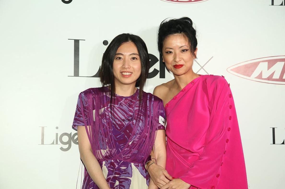 甘比穿金色印花连衣裙裸妆亮相,40岁甘比穿搭