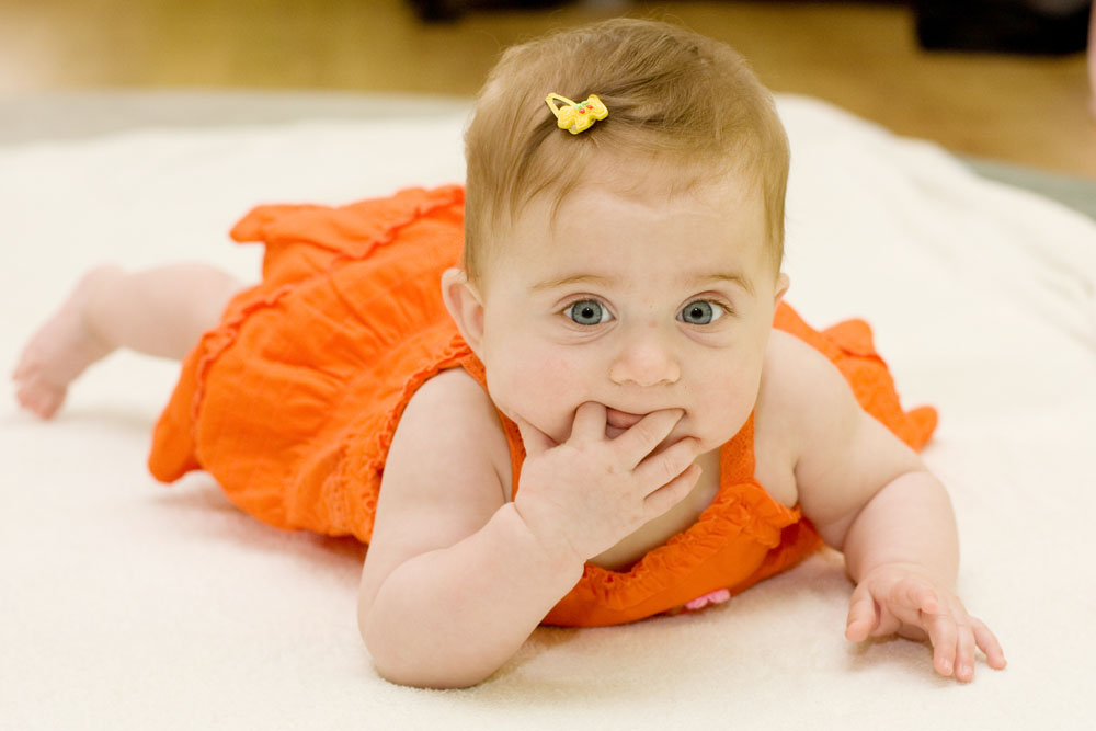 宝宝爱抠鼻孔怎么回事,三个月宝宝老抠嘴巴里面怎么回事