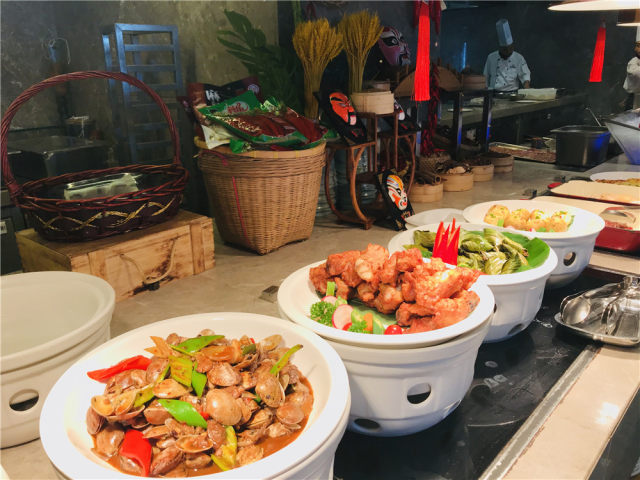 东莞|康帝国际酒店仅1199高级客房+自助早晚餐+饮品券2张+小公仔