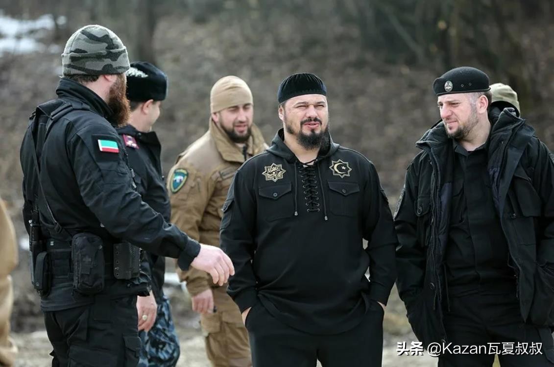 他是车臣第一保镖，和总统称兄道弟，因*力武**高强官至共和国副总理