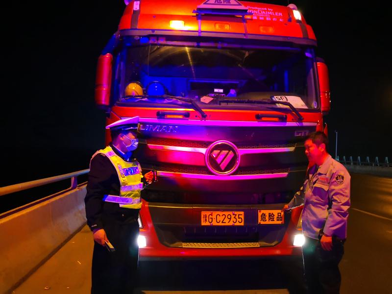 交通执法查处违规运输危险品货车,交警严查货车危化品运输车