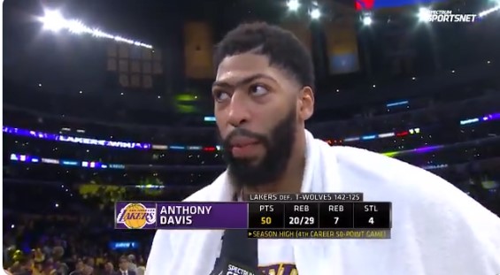 戴维斯双星闪耀,戴维斯和湖人全队起跳庆祝开场