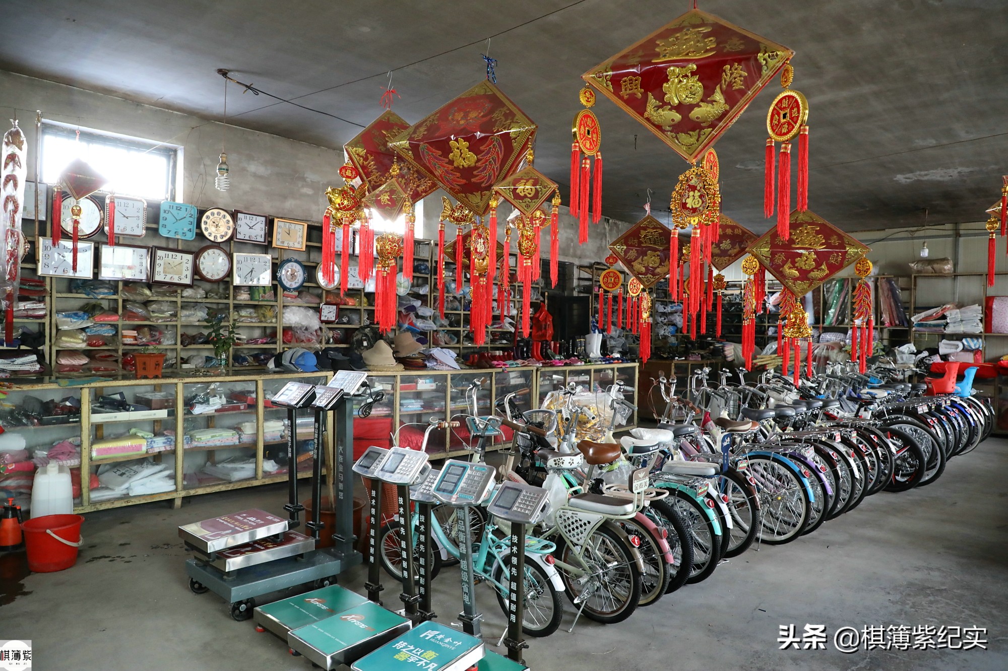 辽宁农村大社,柜台和商品还是八十年代样子,论分卖的小物件白送