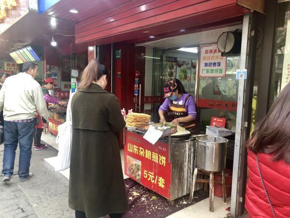 卖煎饼都月入3万,煎饼大妈真的能月入三万吗