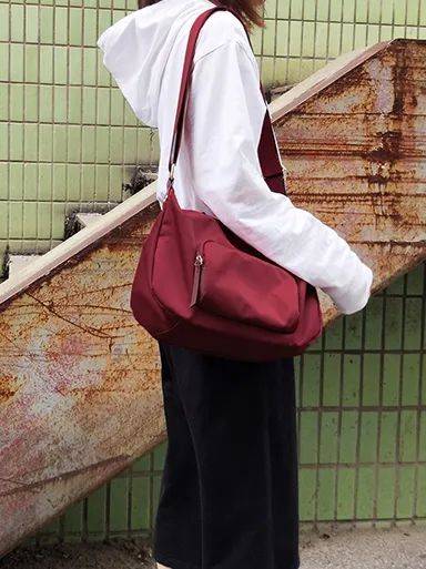 今年特别流行尼龙包 (今年流行的尼龙包包)