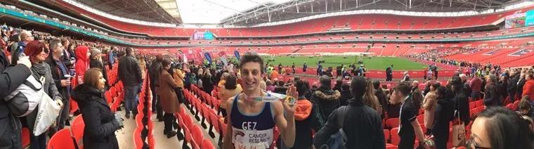 刘嘉玲穿运动鞋,54岁的刘嘉玲穿运动装登山