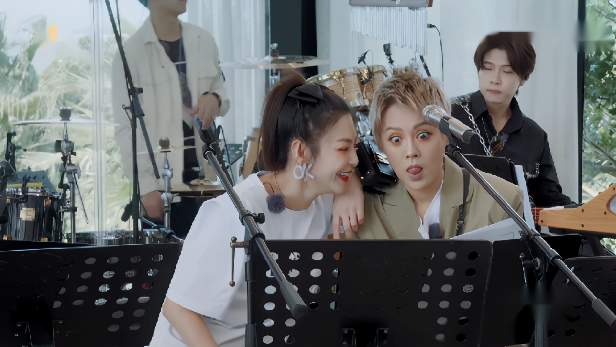 在“姐姐团”勾心斗角的宁静，机场弯腰摸粉丝肉*袜丝**，举动超可爱