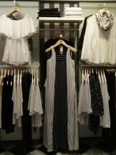 服装陈列挂衣教程,服装店如何让服装货架陈列有美感