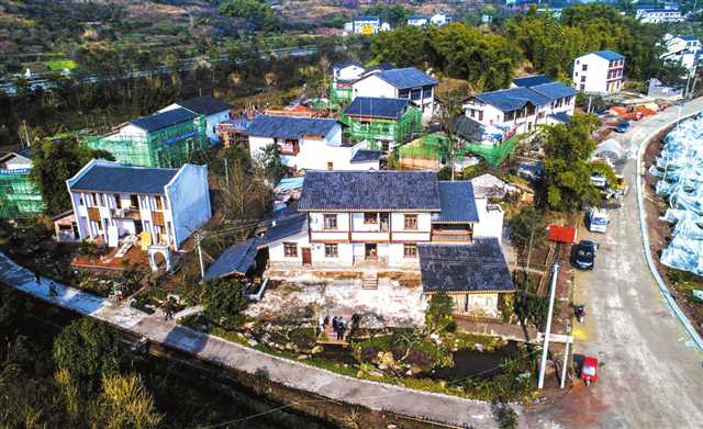 推进乡村振兴和人居环境整治,进一步改善农村人居环境和面貌