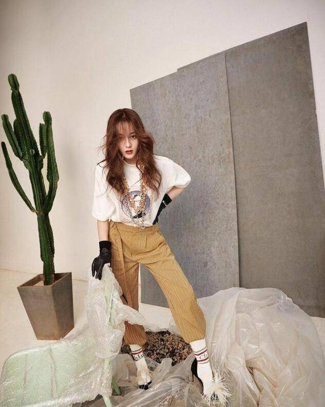 今年流行的袜子穿法大全,今年流行袜子套裤子的穿法